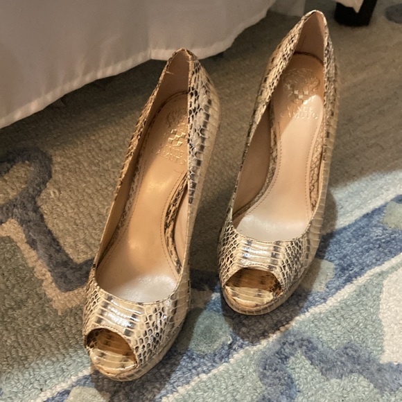 Size 36/6 Vince Camuto snakeskin heels with platform - Picture 2 of 7